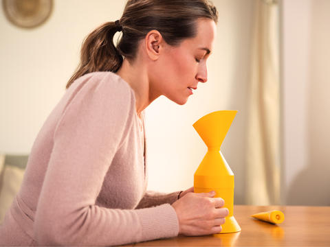 Frau inhaliert mit dem Inhalator